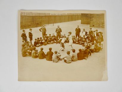 null Boxe. Photo. Combat scolaire. Superbe tirage argentique d'une scène de boxe...