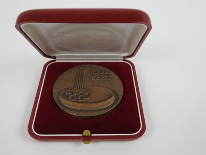 null Jeux Olympiques. Moscou 1980. Médaille de participant. Avers, le stade avec...
