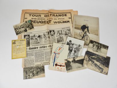 null Cyclisme. Peugeot. Ensemble de 11 pièces : a) quatre cartes photos du Tour de...