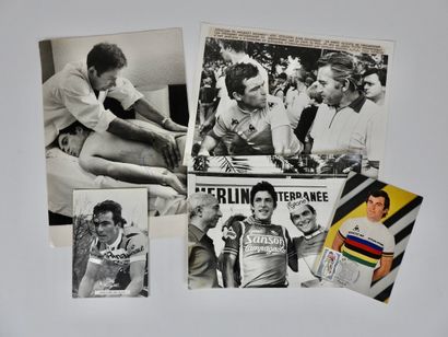 null Cyclisme. Hinault. Autographe. Cinq pièces: une carte photo en maillot arc-en-ciel...