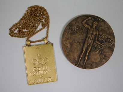 null Jeux Olympiques. Deux pièces : a) médaille polonaise sur Lake Placid 1980, athlète...
