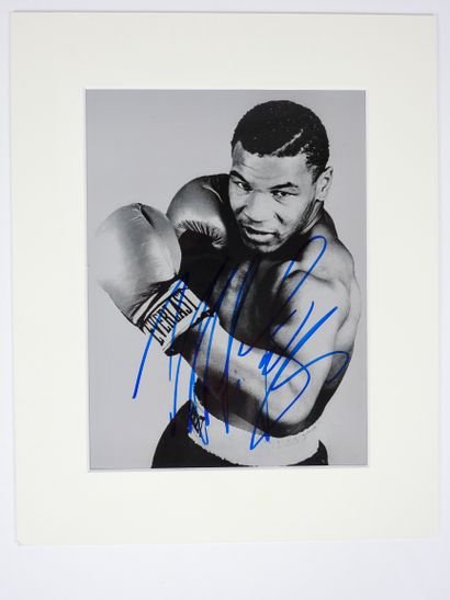 null Boxing. Tyson. Autograph. On beautiful authentic and important photo of the...