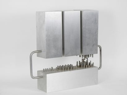 null Nissim MERKADO (born 1935)

ARRANGEMENT, 1974 Steel and Dural.

42 x 41 x 10...