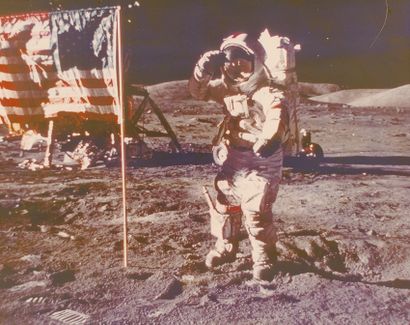 null NASA. Mission Apollo 17. Salut au drapeau de l'astronaute Eugène Cernan, commandant...