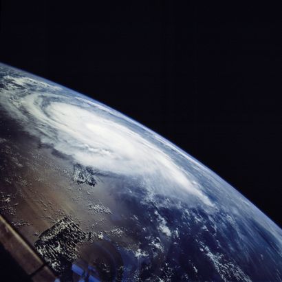 null Nasa. GRAND FORMAT. Exceptionnelle vue de la Terre et de l'Ouragan Marilyn alors...