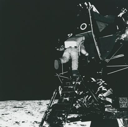 null NASA. Mission Apollo 11. Belle vue de l'astronaute Buzz Aldrin descendant du...
