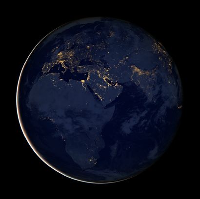 null Nasa. GRAND FORMAT. "Black Marble". Exceptionnelle photographie de la Terre...