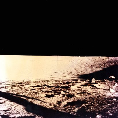 null Nasa. Apollo 12. Observation d'un cratère lunaire. Décembre 1969. Tirage chromogénique...