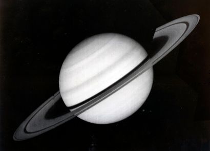 null NASA. Belle vue entière et panoramique de la planète Saturne par la sonde Voyager...