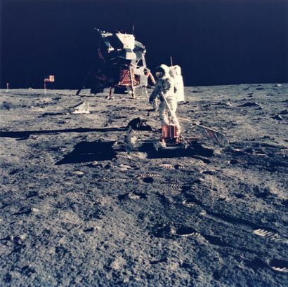 null Nasa. Apollo 11 mission. Astronaut Buzz Aldrin manipulates the lunar seismograph....