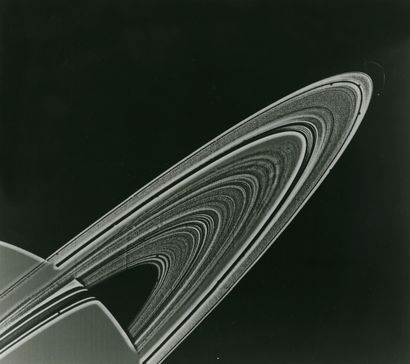 null NASA. Cette mosaïque de deux photographies des anneaux de la planète Saturne...