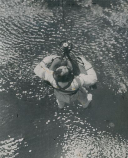 null NASA. Historic return of astronaut Edward White aboard the US Navy helicopter,...