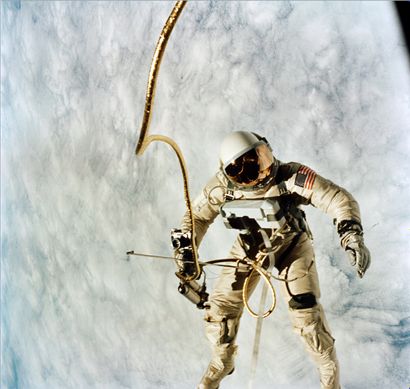 null Nasa. GRAND FORMAT. L'astronaute Ed. White flotte dans l'espace devant le globe...