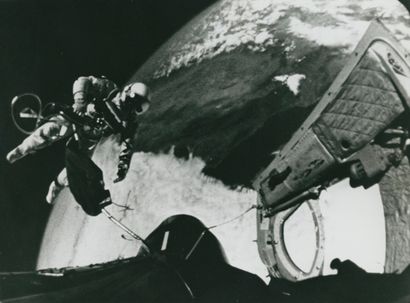 NASA. Gemini 4 mission. First historic spacewalk...