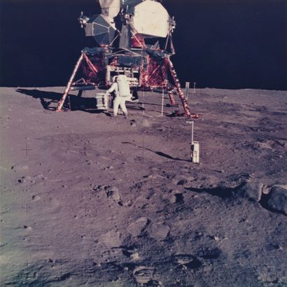 null Nasa. Mission historique APOLLO 11. Belle vue du module lunaire avec à son pied...