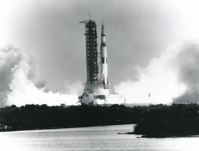 null NASA. Mission Apollo 11. Beau panoramique du décollage de la fusée SATURNE V...