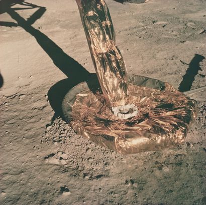 null NASA. Vue du pied du module lunaire "EAGLE" sur le sol lunaire. 20 juillet 1969.Tirage...