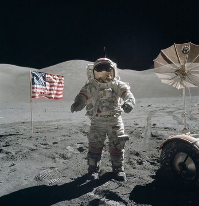 null Nasa. Mission Apollo 17. Belle vue de l'astronaute Eugene Cernan devant le drapeau...