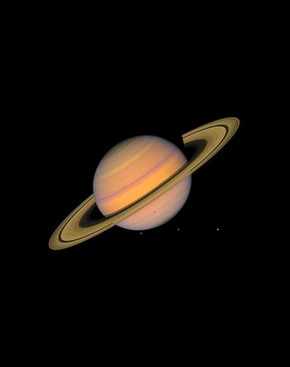 null Nasa. Sonde spatiale VOYAGER 2. Cette image en couleurs rehaussées montre Saturne,...