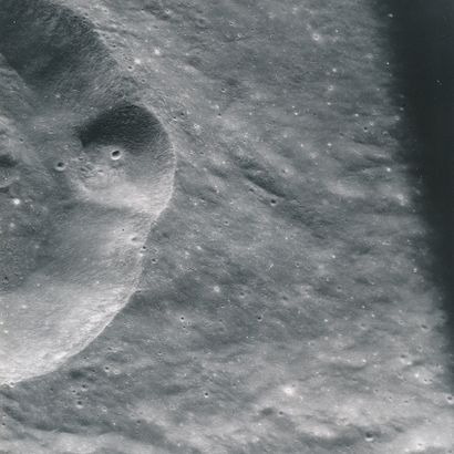 null NASA. Mission Apollo 8. Belle vue à la quasi verticale de la surface lunaire...