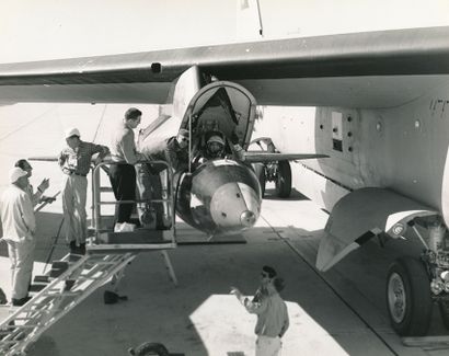 null NASA. US AIR FORCE. Belle vue de l'avion expérimental X-2 an plein vol d'essai....