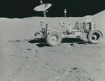 null NASA. Mission Apollo 15. Très belle vue du rover lunaire devant le Mont Adley....
