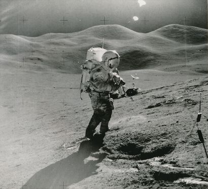 null Nasa. L'astronaute Scott devant un trou dans la zone d'Hadley utilisant un appareil...