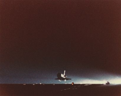 null NASA. Beautiful night landing of the space shuttle Challenger (Mission STS-8)...