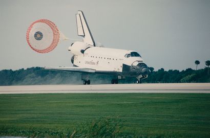 null NASA. Le parachute de la navette spatiale ATLANTIS (Mission STS-84) est parfaitement...