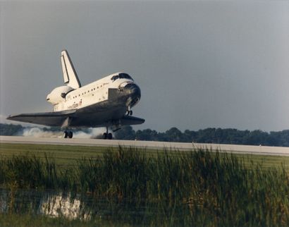 null Nasa. Landing on July 22, 1995 of the Space Shuttle Discovery after its STS-70...