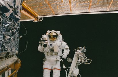 null NASA. L'astronaute Mark C. Lee maintenu droit dans le vide spatial grâce à sa...
