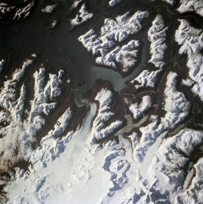null NASA. GRAND FORMAT. Fantastique paysage de glace observé depuis la navette spatiale...