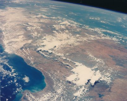 null NASA. Vue de l'Espace depuis la navette spatiale ATLANTIS (Mission STS-37),...
