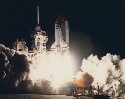 null NASA. Décollage de nuit de la navette spatiale Discovery (Mission STS-56). 8...