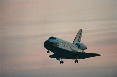 null Nasa. Landing of the space shuttle Atlantis (Mission STS-76) on Edwards military...