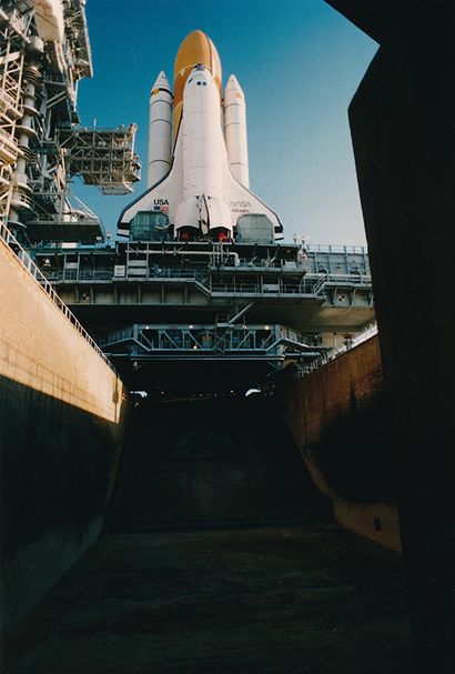 null Nasa. A rare and imposing view of the space shuttle Atlantis (Mission STS-84)...