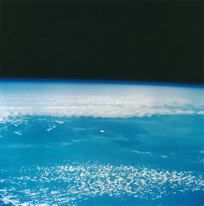 null NASA. Superbe vue du globe terrestre à une hauteur de 700km depuis la navette...