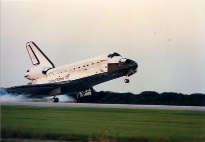 null Nasa. Spectacular landing of the space shuttle Discovery (Mission STS 85) on...