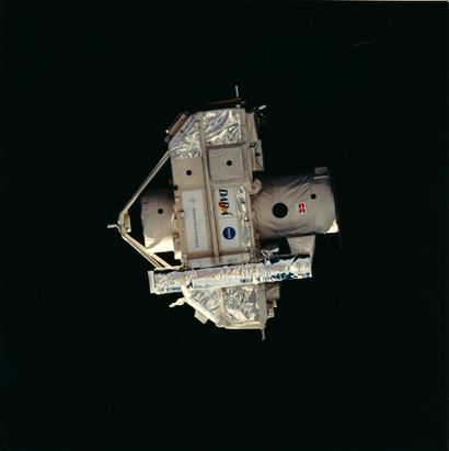null Nasa. Earth orbit view of the "ORFEUS-SPAS" spectrometer suspended in the air...