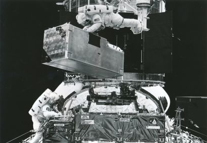 null NASA. HUBBLE TELESCOPE. Installation of COSTAR, the optical correction system...