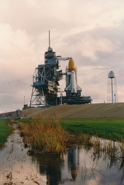 null Nasa. Nice view of Space Shuttle Atlantis (Mission STS-74) on launch pad 39A....