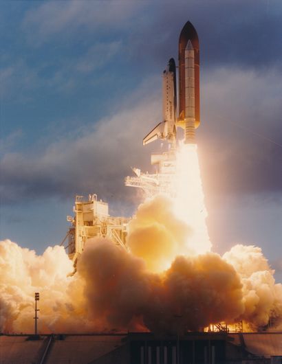 null Nasa. Space Shuttle Atlantis (Mission STS-74) breaks free from Earth's weightlessness...