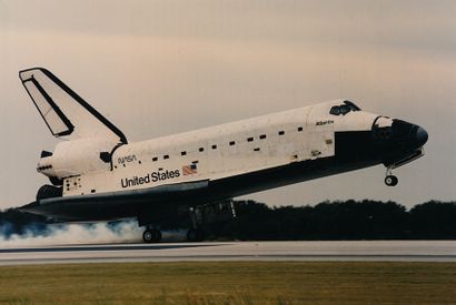 null NASA. Bel atterissage de la navette spatiale ATLANTIS (Mission STS-74) sur la...