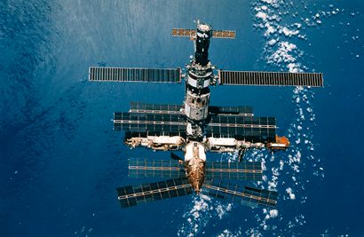 null Nasa. Une parfaite vue plongeante sur la station spatiale soviétique MIR réalisée...