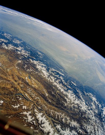 null GRAND FORMAT. Nasa. Une belle vue depuis la navette spatiale Challenger (Mission...