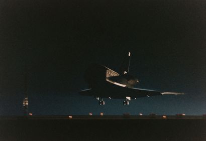 null Nasa. Space Shuttle Endeavour (Mission STS-88) prepares to land on Runway 15...