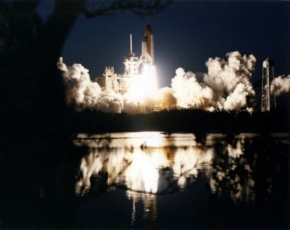 null Nasa. Beau décolage de nuit de la navette spatiale Atlantis (Mission STS-98)...