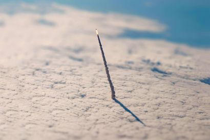 null NASA. LARGE FORMAT. A beautiful photograph of Space Shuttle ENDEAVOUR (Mission...