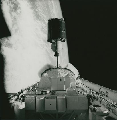 null NASA. Vue de la soute de la navette spatiale Challenger (Mission STS-7) delaquelle...