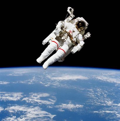 null Nasa. GRAND FORMAT. L'astronaute Bruce McCandless II (Mission de la navette...